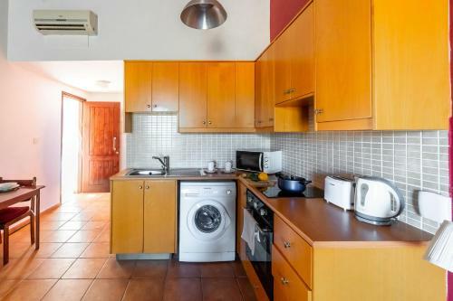 Kate's Latchi Beachfront Studio Apartment 105 By Ezoria