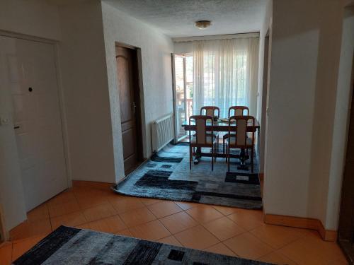 Apartment Em 2