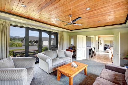 Tirohanga Retreat