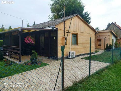 Anna H�z