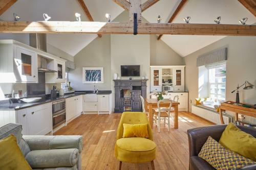 Pope Lodge: Stunning Stone Coach House Conversion