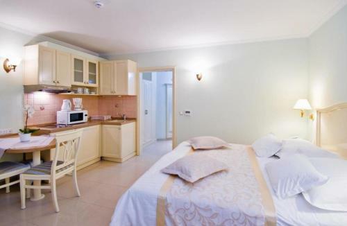 Hostal Apartments And Rooms Beachfront Luxury Condos