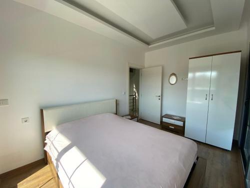 Detached Villa In �e?me Center