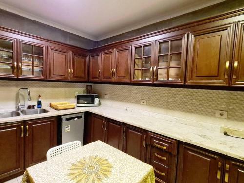 Spacious Executive Luxury Apartment With Balcony
