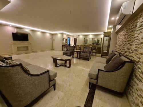 Spacious Executive Luxury Apartment With Balcony