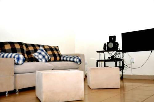 Hostal Fully Furnished Home, 7-private Bedrooms & Shared Sitting Room With Kitchen.