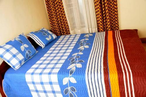 Hostal Fully Furnished Home, 7-private Bedrooms & Shared Sitting Room With Kitchen.