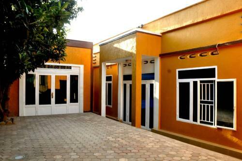 Hostal Fully Furnished Home, 7-private Bedrooms & Shared Sitting Room With Kitchen.