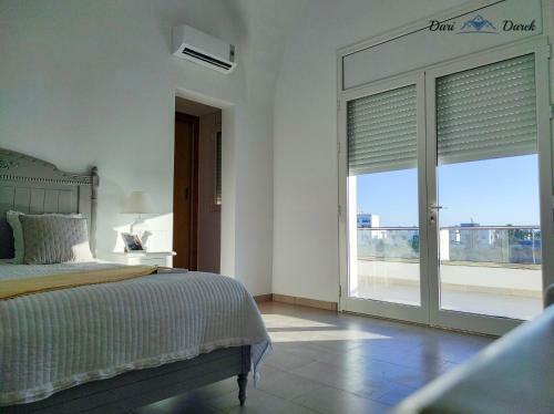 Sunny-daze Villa Near The Beach