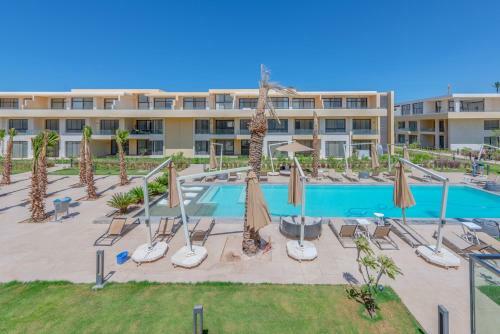 Boho-chic Studio Apartment In G-cribs, Pool View