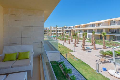 Boho-chic Studio Apartment In G-cribs, Pool View