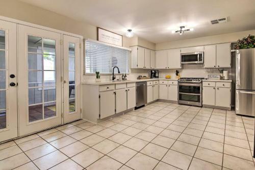 Modern Peoria Home Large Yard, Grill, Games!