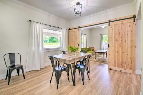 Bright Home With Fire Pit, Near Back 40 Trail!