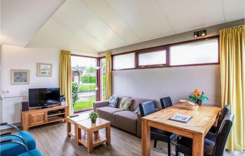 Nice Home In Heinkenzand With Wifi And 2 Bedrooms