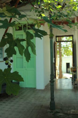 Hostal Club De Veraneantes Tulumba Hostel Y Suites