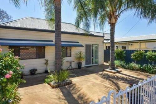 3 Bedroom 2 Bathroom Home Walking Distance To Town