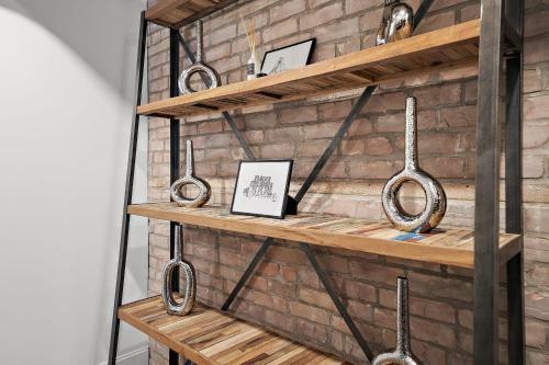 Charming Fresh 3br Apartment On Bishop St