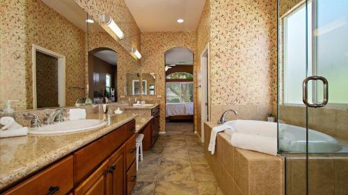 Desert Escape 2 Master Suites In Priv Country Club