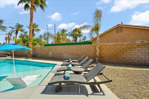 Large New Pool W Massive Tanning Shelf Staycations