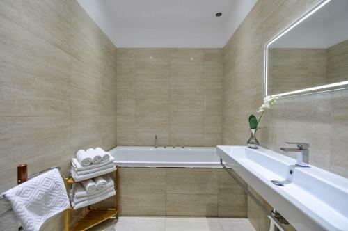 Apartamento Art Nouveau 3 Bedroom 2 Bathroom Flat