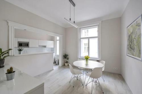 Apartamento Art Nouveau 3 Bedroom 2 Bathroom Flat