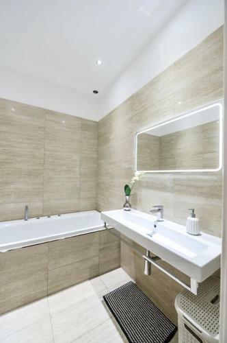 Apartamento Art Nouveau 3 Bedroom 2 Bathroom Flat