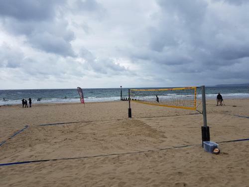 Beach Front 2-bed Apartment With Deck & Bbq