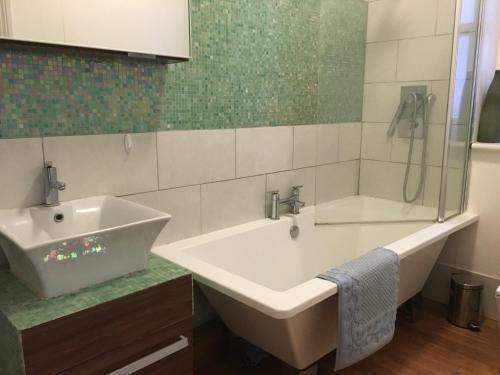 Beach Front 2-bed Apartment With Deck & Bbq