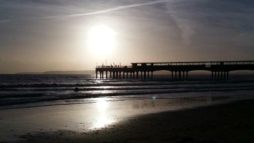 Beach Front 2-bed Apartment With Deck & Bbq