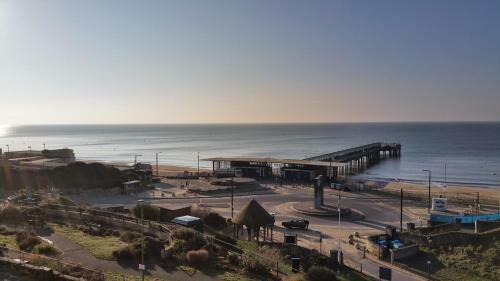 Beach Front 2-bed Apartment With Deck & Bbq