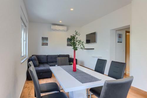 Charming 2-bed House In Marcana