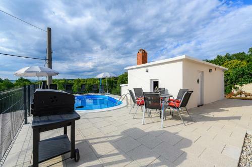 Apartment Lara With Swimming Pool - Paradiz