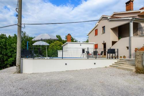 Apartment Lara With Swimming Pool - Paradiz
