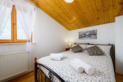 Apartment Lara With Swimming Pool - Paradiz