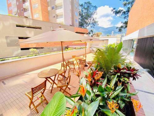 Gorgeous 3 Bedroom Apartment Condo With Balcony