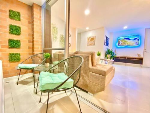 Gorgeous 3 Bedroom Apartment Condo With Balcony
