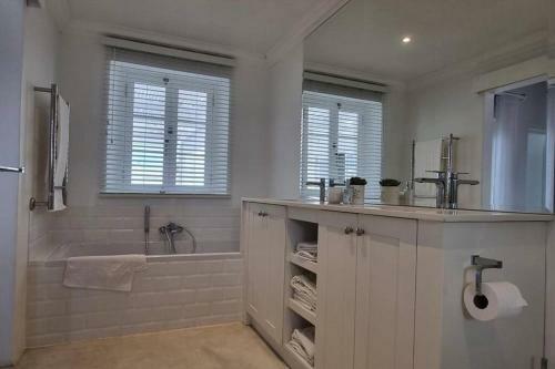 Struisbaai Beach Home With Private Swimming Pool