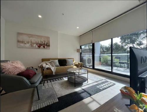 New Oakleigh Stylish 2b2b Townhouse With Beautiful View 03