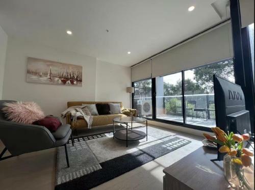 New Oakleigh Stylish 2b2b Townhouse With Beautiful View 03