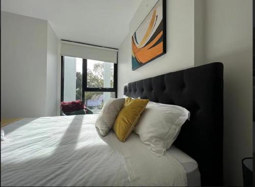 New Oakleigh Stylish 2b2b Townhouse With Beautiful View 03