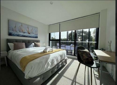New Oakleigh Stylish 2b2b Townhouse With Beautiful View 03