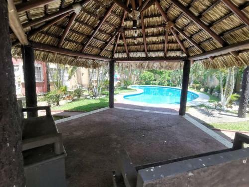 Casa Con Balc�n,3 Rec�maras, Alberca Compartida