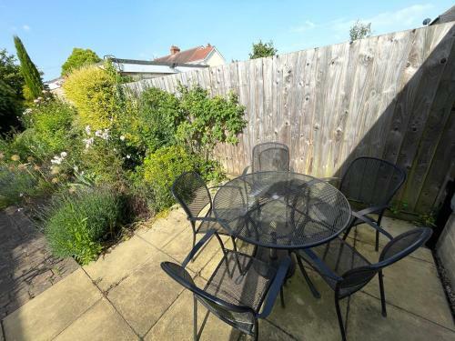 Large 4 Bedroom Home With Garden And Free Parking