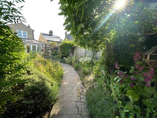 Large 4 Bedroom Home With Garden And Free Parking