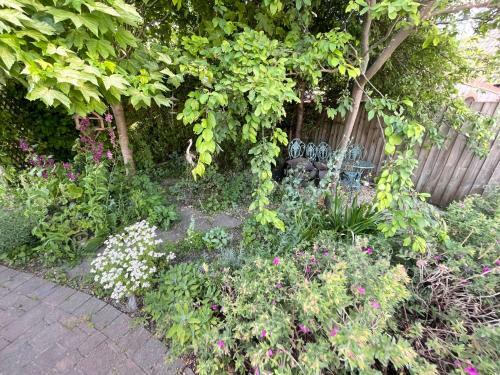 Large 4 Bedroom Home With Garden And Free Parking