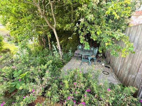 Large 4 Bedroom Home With Garden And Free Parking