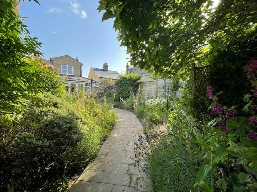 Large 4 Bedroom Home With Garden And Free Parking