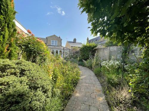 Large 4 Bedroom Home With Garden And Free Parking