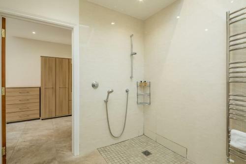 Large 4 Bedroom Home With Garden And Free Parking