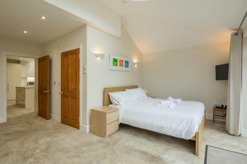 Large 4 Bedroom Home With Garden And Free Parking